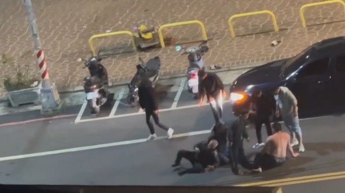 【有片】過年放鞭炮惹衝突!里長、鄰居當街上演全武行 57 1738389162651