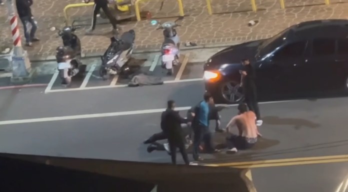 【有片】過年放鞭炮惹衝突!里長、鄰居當街上演全武行 58 1738389178729