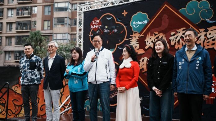 張善政走春拜年 台茂發福袋分享春節喜氣 63 5a42c1fa e10b 46e9 81fa cbf1a3cb1419