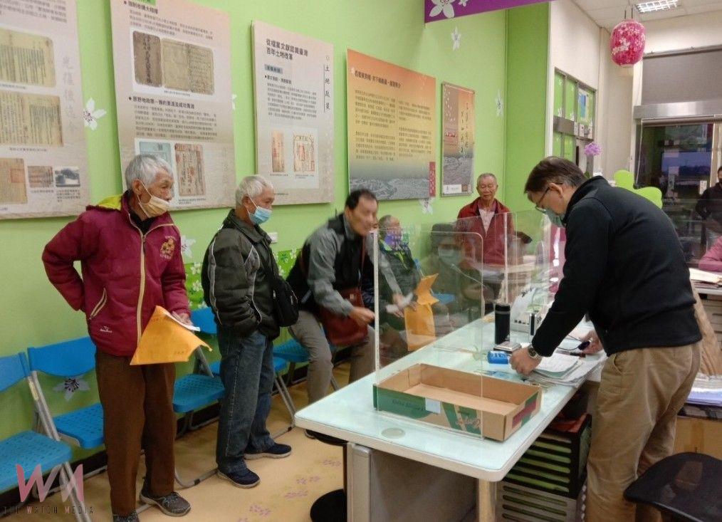 東勢地所傳遞幸福！自由捐獻箱贈慈善團體　地政局長見證助弱勢享溫馨 - https://www.watchmedia01.com