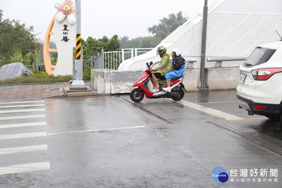 嘉義市府在盧山橋橋面伸縮縫設置防滑花紋鋼板增加止滑性／嘉義市府提供