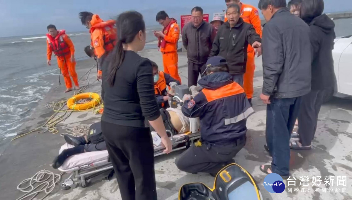 雲林縣三條崙漁港南堤外海發生漁民落水／第四岸巡隊提供