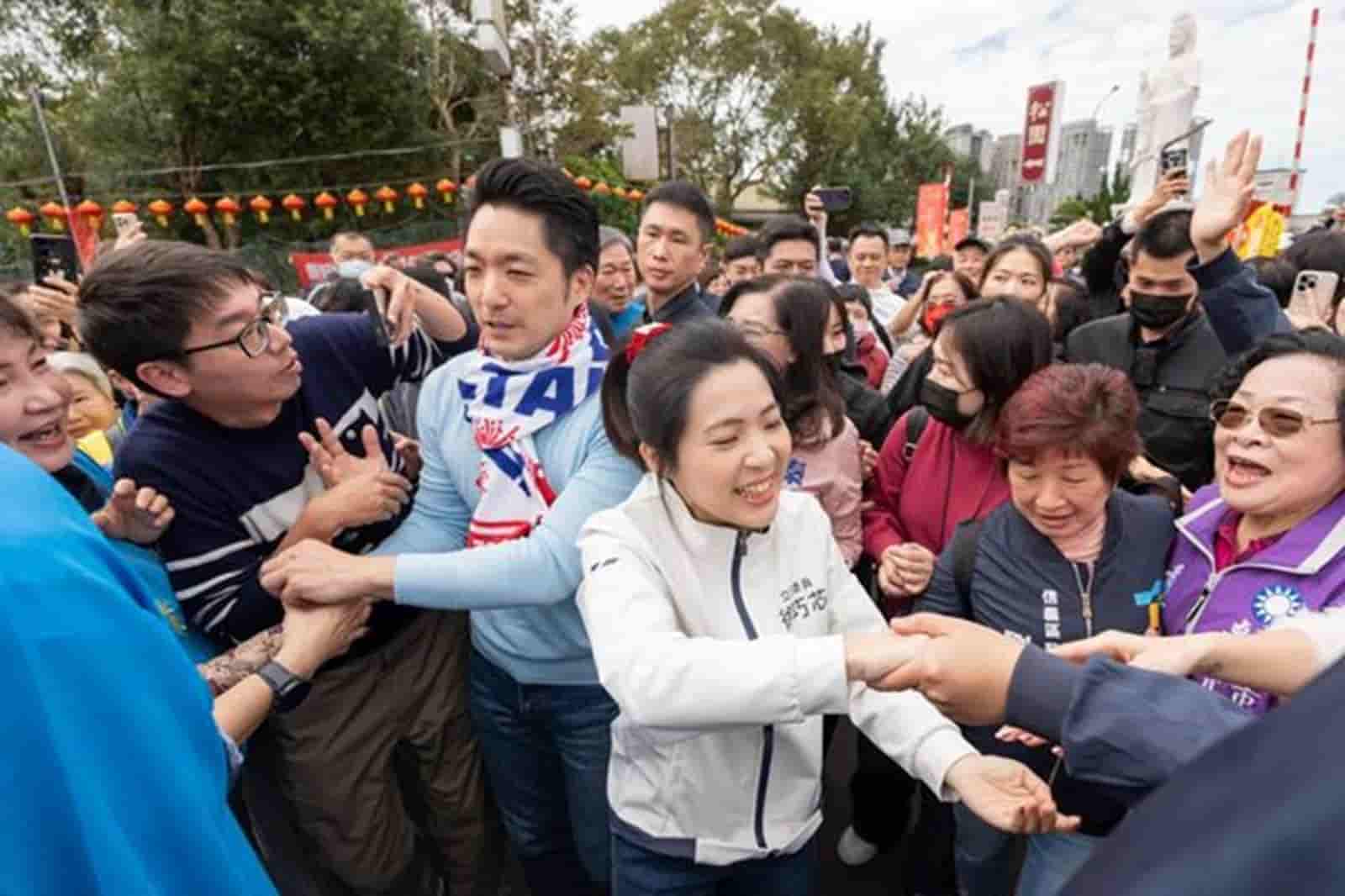 台北市長蔣萬安(中左)與藍委徐巧芯(中右)於2日前往松山霞海城隍廟發放紅包。徐巧芯提供