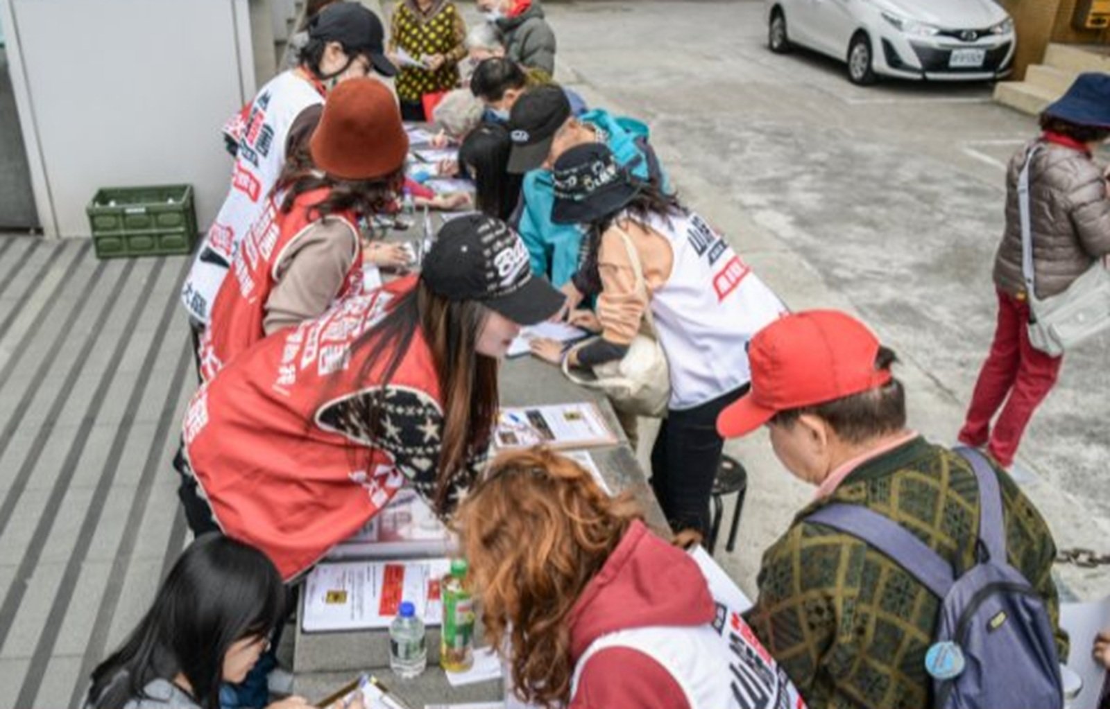 春節期間,民團持續擺攤號召連署罷免藍委,圖為罷免藍委王鴻委連署現場。翻攝山除薇害—罷免王鴻薇臉書