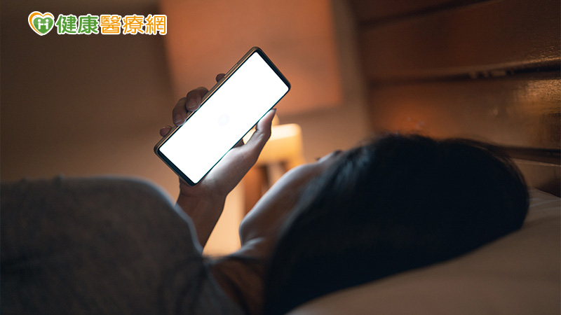 戒掉手機成癮 覺察自我認同,擺脫社群媒體的焦慮與迷失