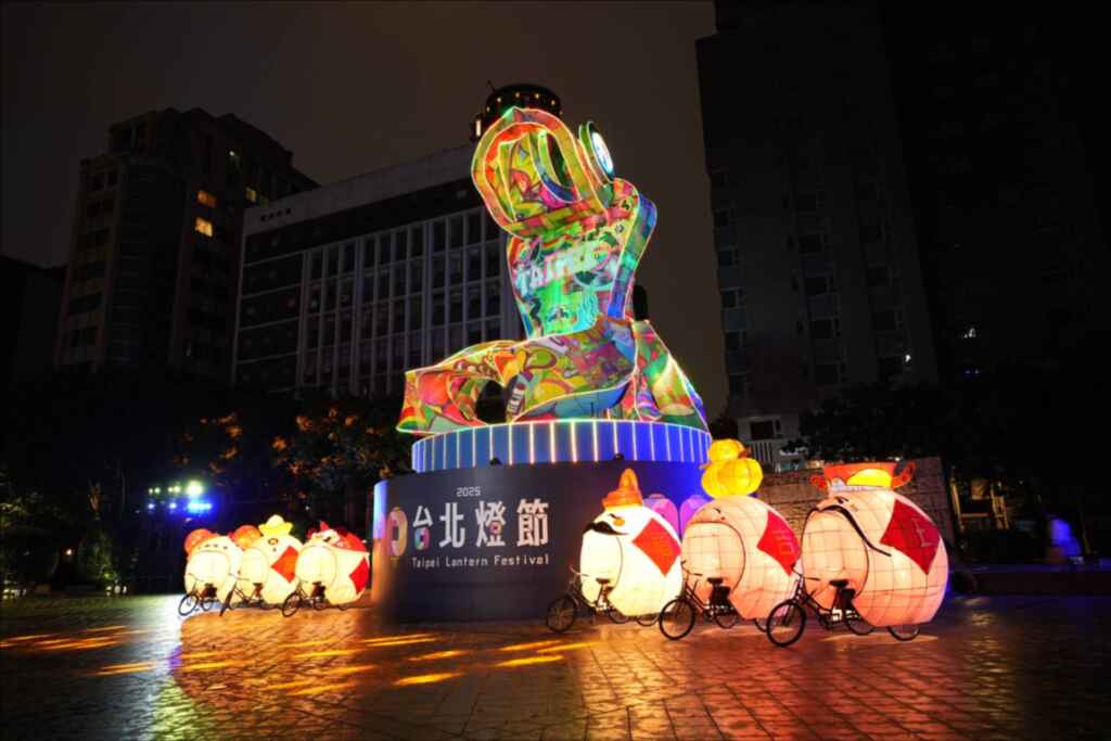 ▲台北燈節主燈「福蛇豆豆」旁的「六小福」元宵湯圓，以不同吉祥福氣餡料帶給市民團圓美滿的佳節祝福。（台北市觀傳局提供）