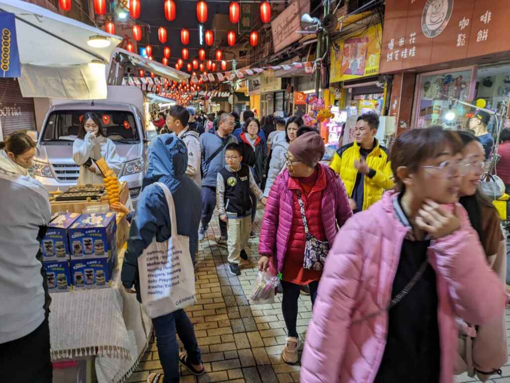 ▲入夜後低溫下人潮仍不斷。（彰化市公所提供）