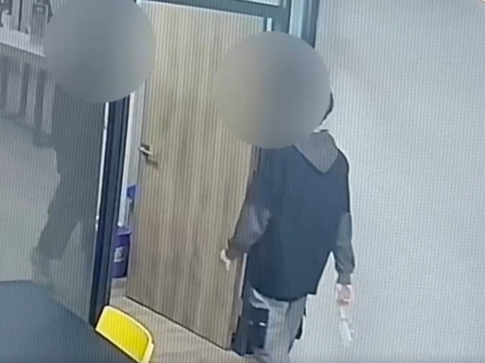 商家短少手機電腦 24歲離職員工涉監守自盜網路賣贓物 218 cnews204250202a09