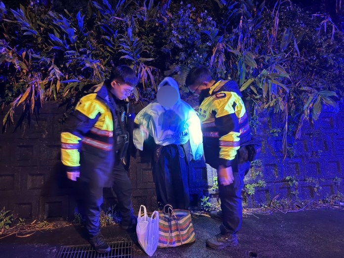 公車坐過站!7旬老翁冒雨走山路跌倒 龜山警護送返家 58 S 374407204