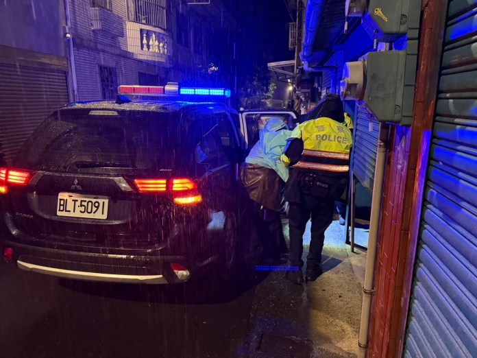 公車坐過站!7旬老翁冒雨走山路跌倒 龜山警護送返家 59 S 313311267