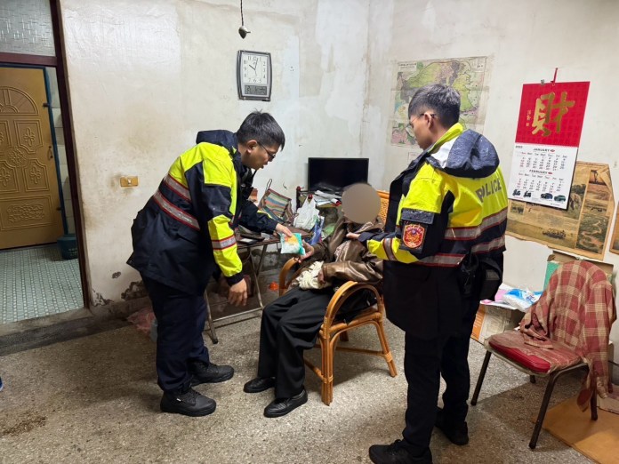 公車坐過站!7旬老翁冒雨走山路跌倒 龜山警護送返家 60 S 374407206