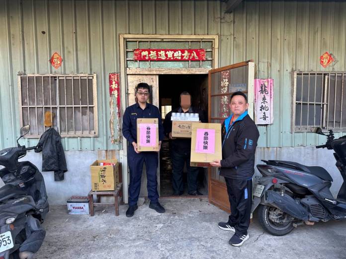 男子獨自照顧身障妹生活困頓 大園警年節送暖 60 326286 0