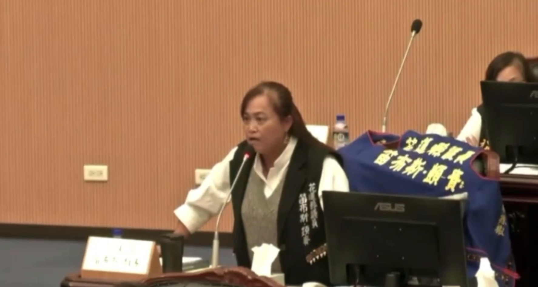 笛布斯.顗賚是縣議員身分,與陳怡恩是親姊妹關係,對於政府勞務採購案竟完全沒有利益迴避。(翻攝自議會質詢畫面)
