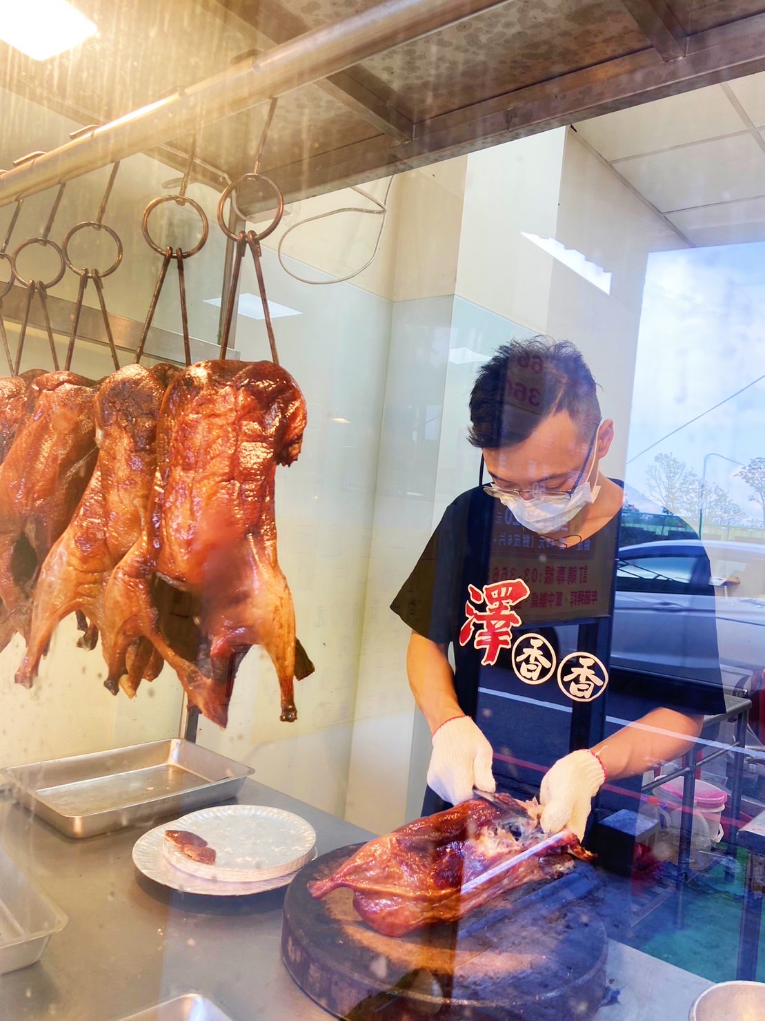 澤香香烤鴨老闆廖錡鋒正專心為客人剁切烤鴨。(記者徐煜勝攝)