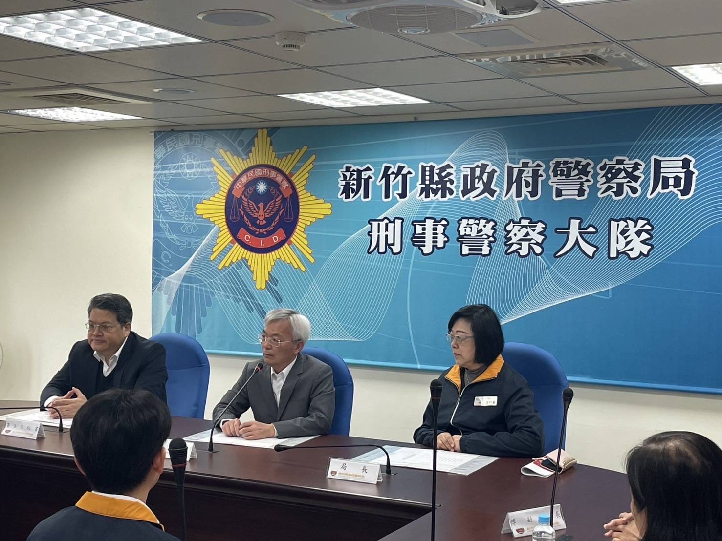 張署長在慰勉時特別強調,嚴打黑幫、槍械、毒品、詐欺、金流等「五大治安目標」的決心。(圖/記者林照東翻攝)