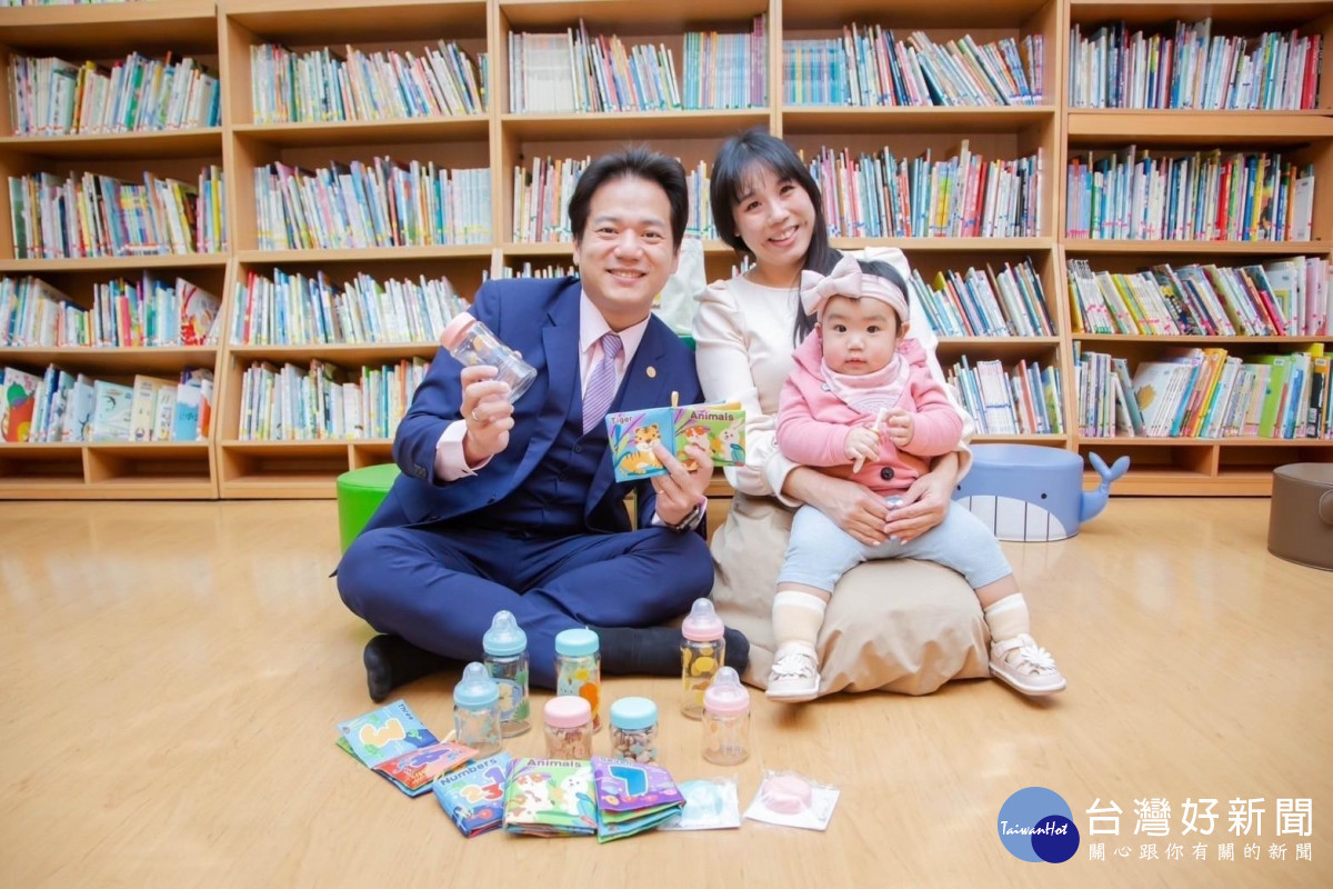 邱臣遠代理市長與媽媽寶寶。