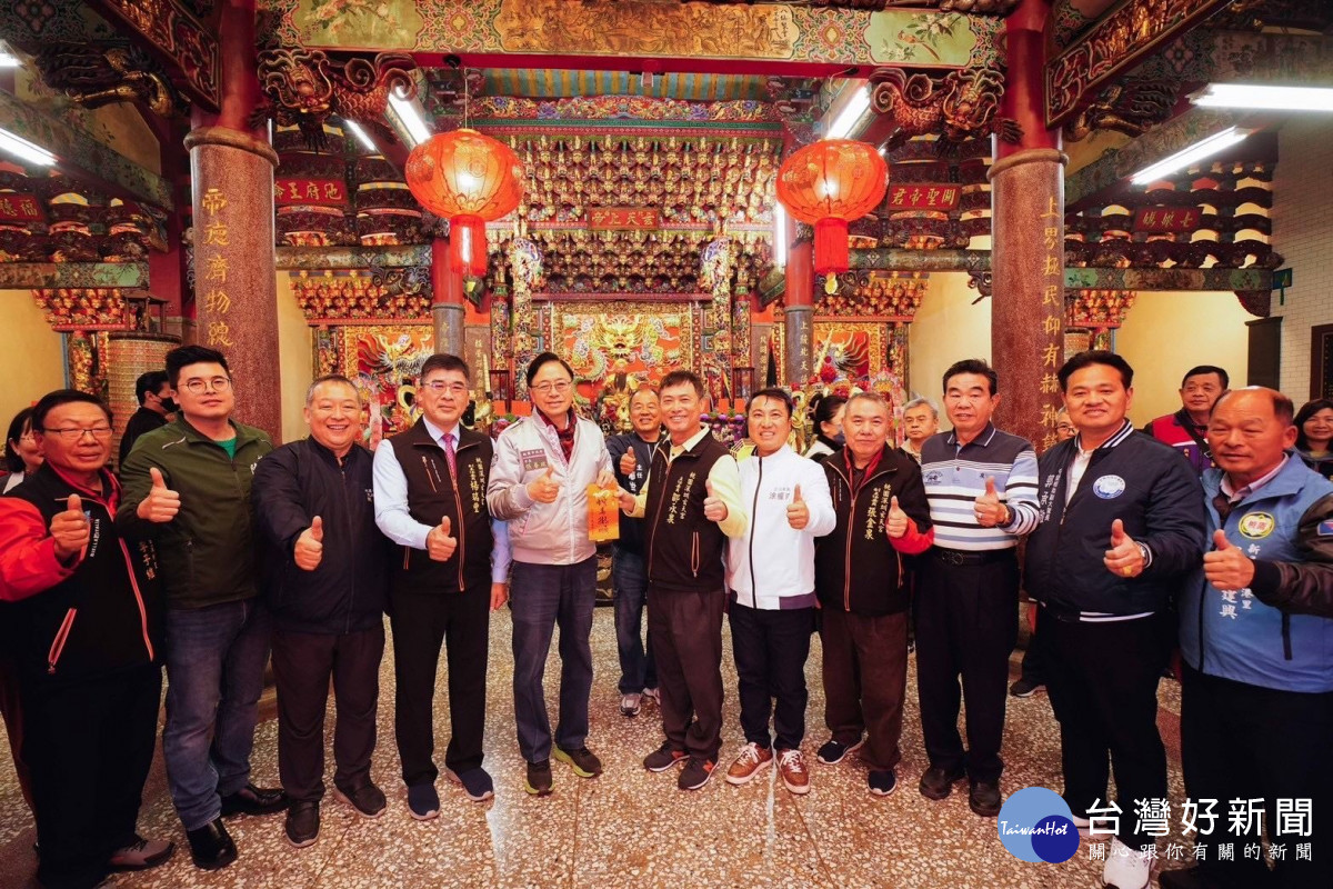 張市長於新屋深圳玄天宮與貴賓合影。