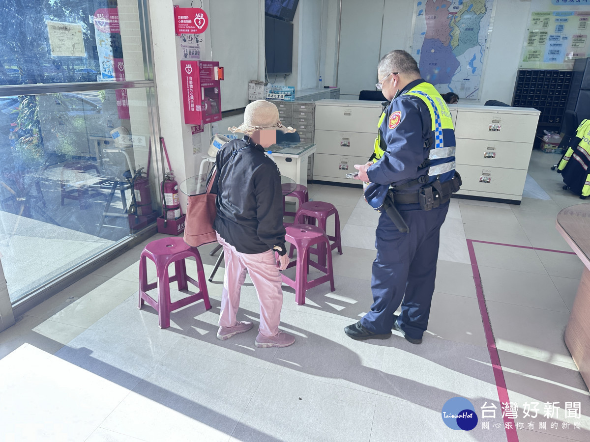 中壢警分局警員協助一位迷途老婦回到家人身邊。