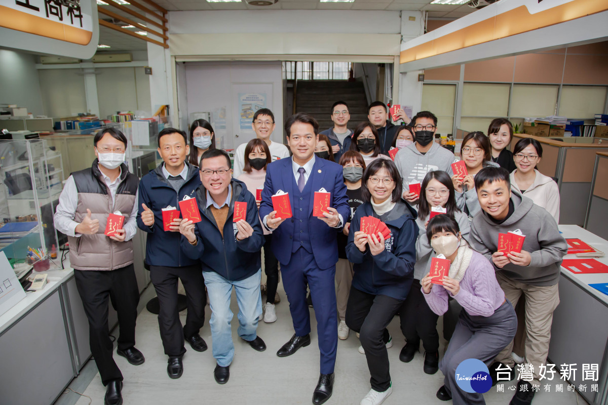 邱臣遠代理市長逐一走訪各單位,致贈新春開運小紅包及小禮品。