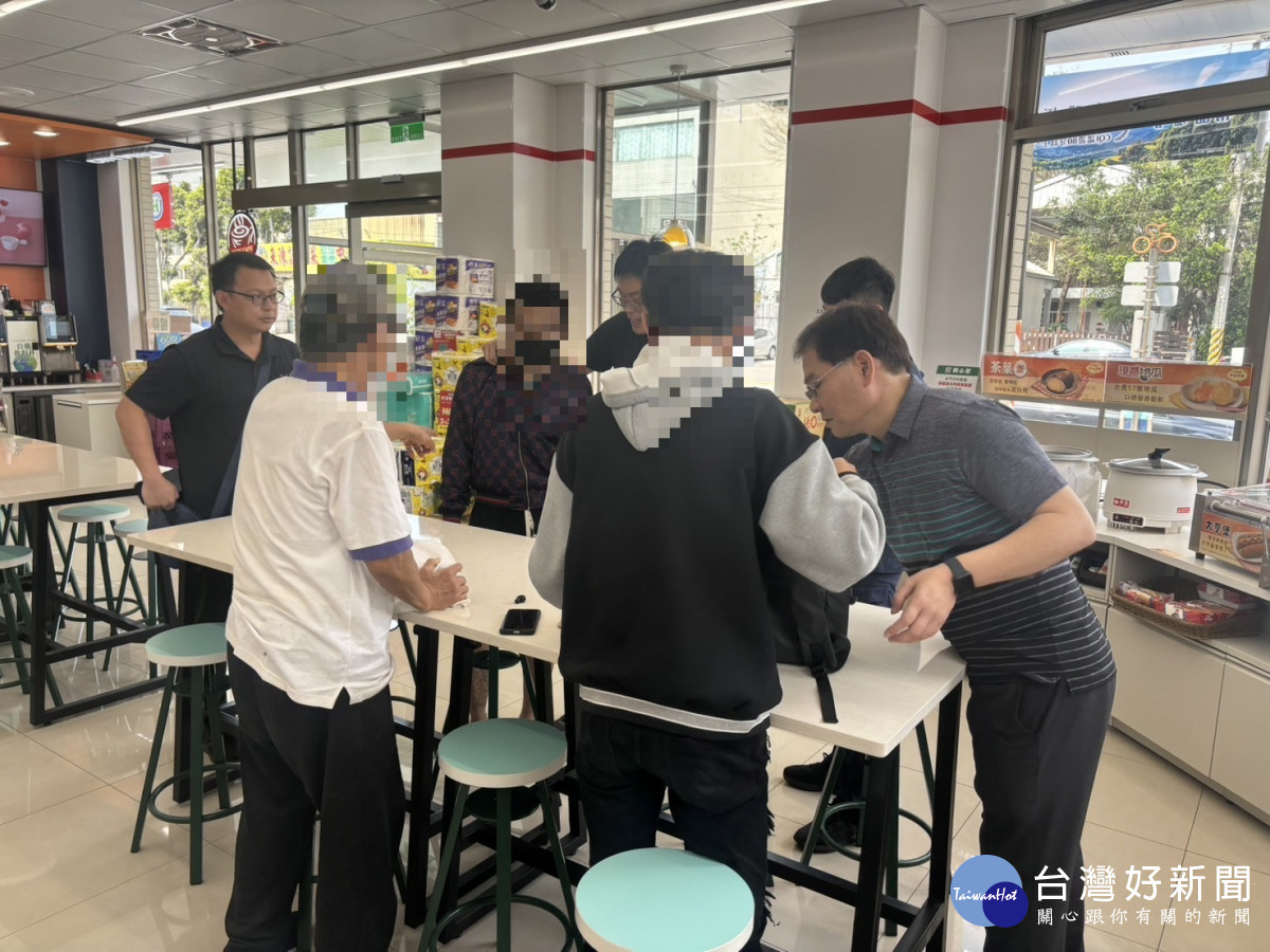 老翁與員警合作，緝捕來取款的嫌犯。