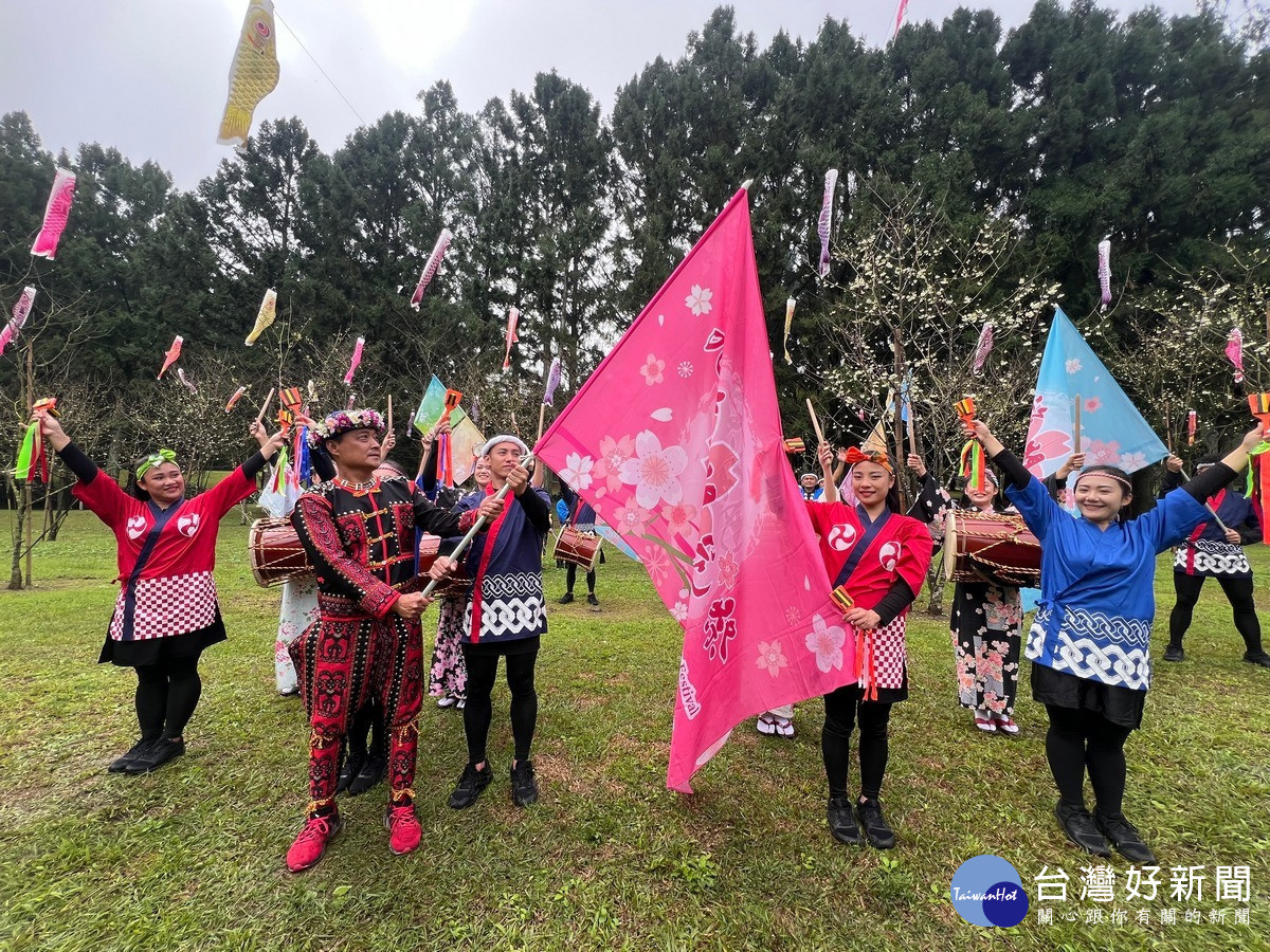 長老授旗給舞者宣告九族櫻花祭25回一系列慶祝活動火熱開跑。(九族文化村提供)