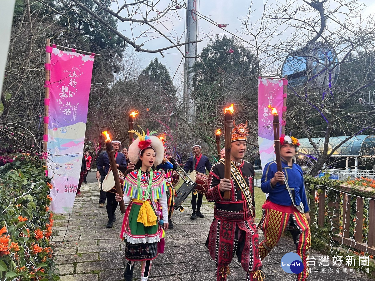 點燈之後的火把、燈籠遊行，熱鬧又極具儀式感。（九族文化村提供）<br /><br /> <br /><br /> 