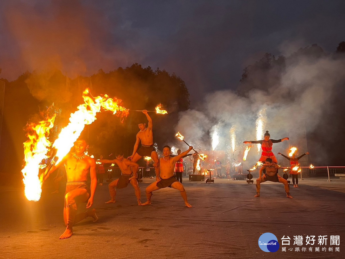 夜間大型表演「夜舞祭」有口碑爆表的火舞表演。(九族文化村提供)