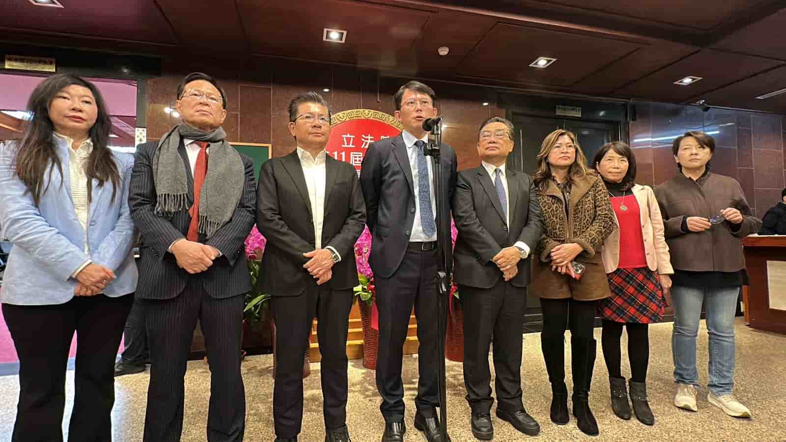 民眾黨團總召黃國昌(左4)於3日率7位白委新會期報到,並接受媒體訪問談大罷免潮。林啟弘攝