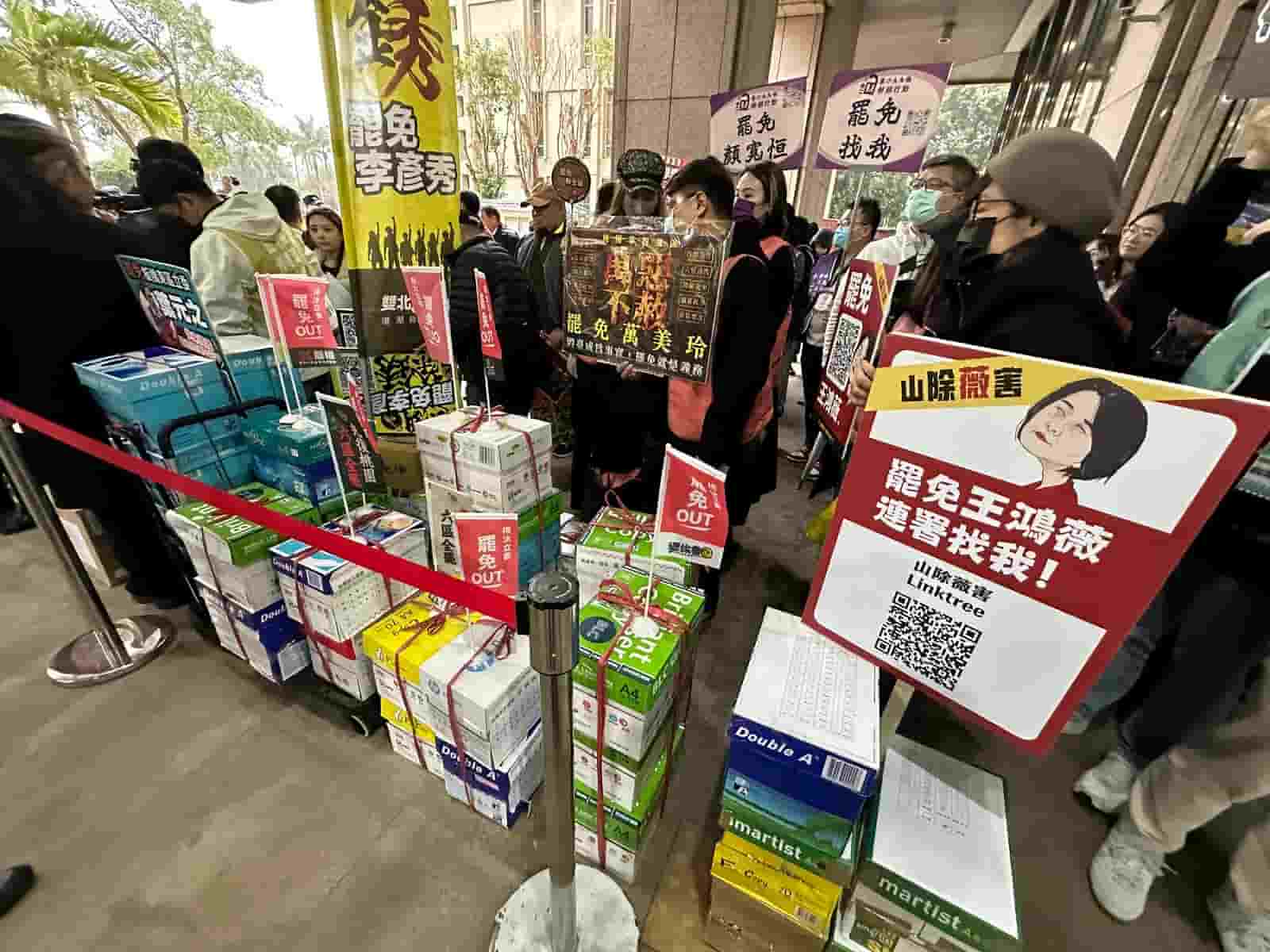 罷免團體3日將19件罷免案送至中選會,包括18名藍委和新竹市長高虹安。林啟弘攝