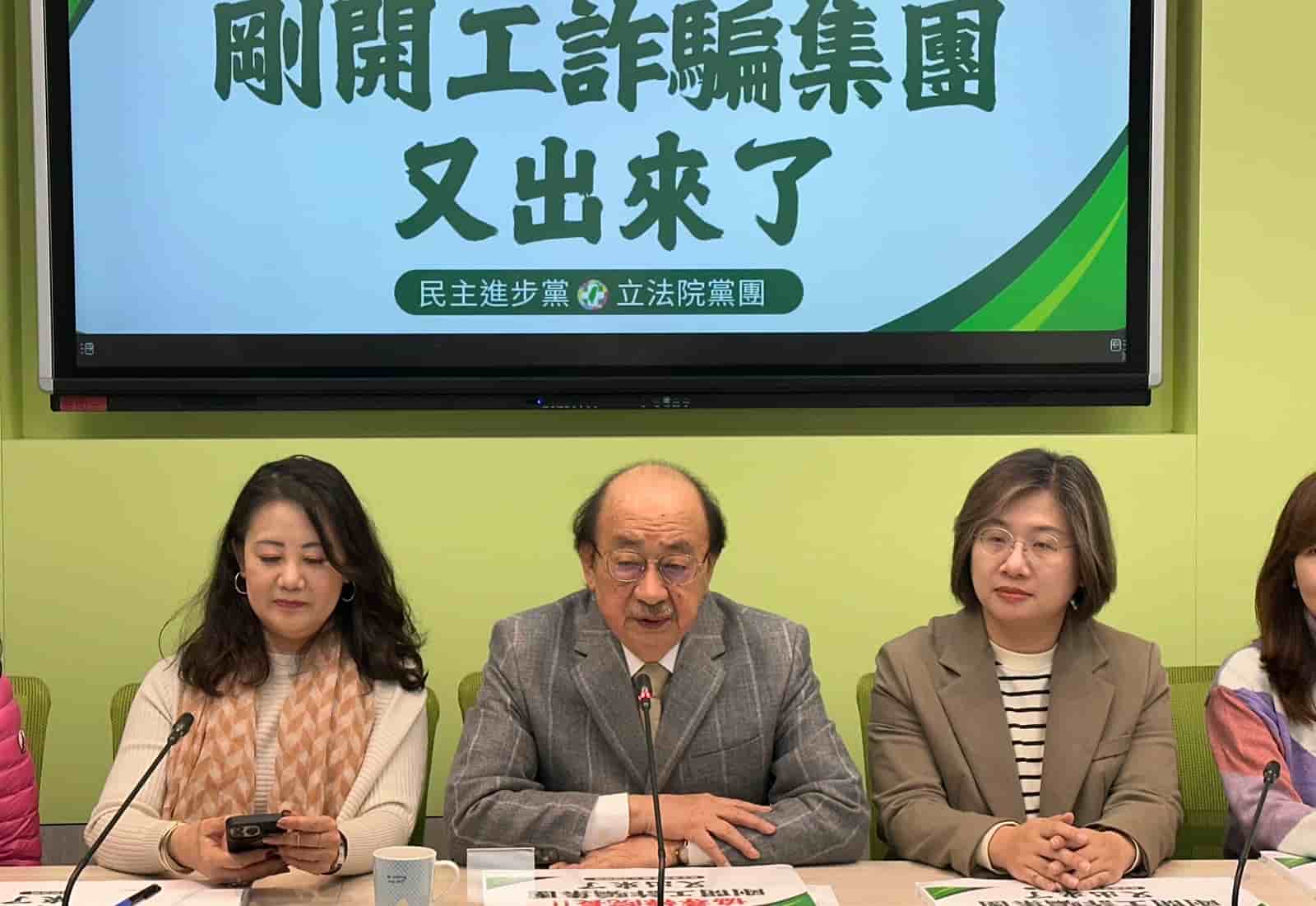 民進黨團總召柯建銘(中)於3日新會期報到後,率幹部舉行記者會。林啟弘攝
