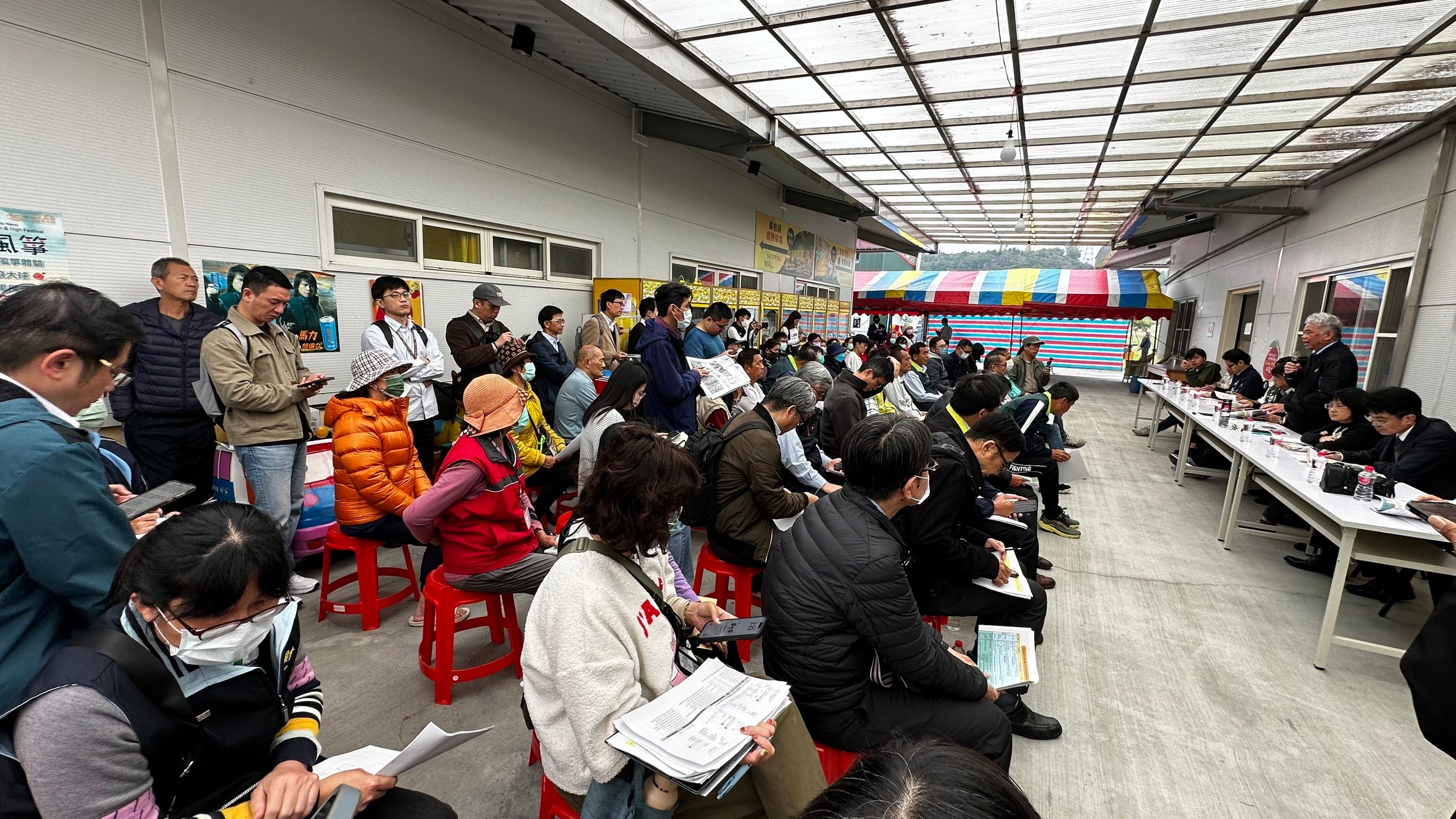 立委郭國文今天邀集國土署、財政部等單位與楠西災民座談,討論震災後續搶救方式。讀者提供