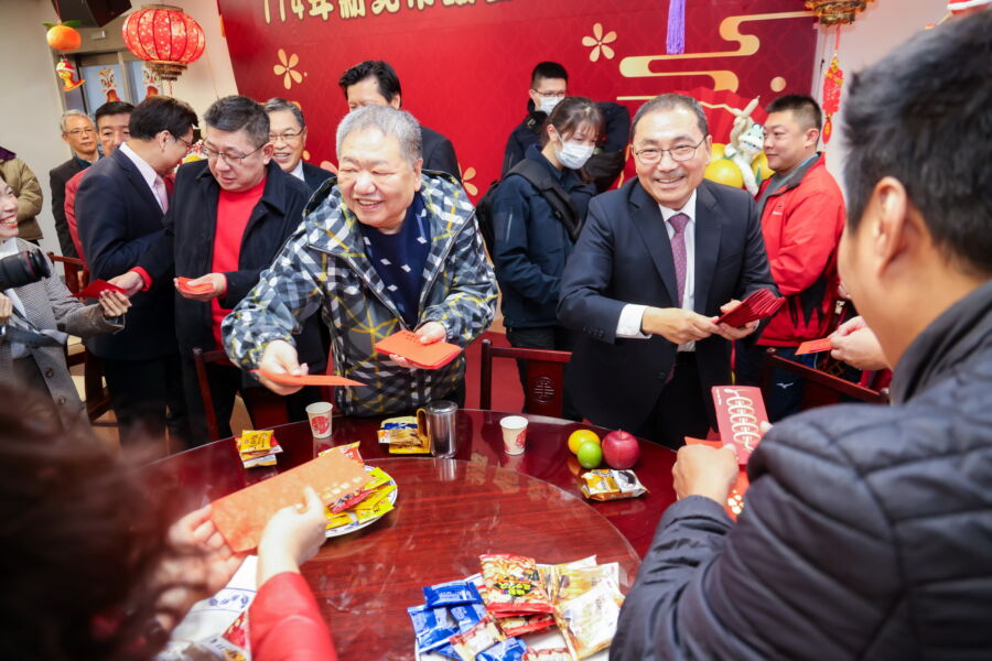 圖/新北市長侯友宜偕同議長蔣根煌祝賀議會的全體同仁新年平安好運。(新北市政府新聞局提供)