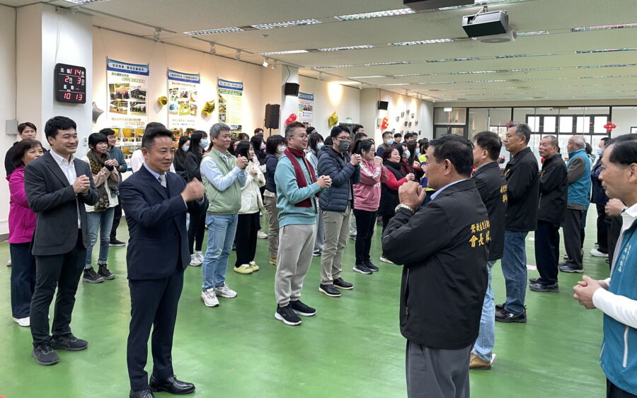 圖/鶯歌區區長曾明華率公所同仁與貴賓們互道恭禧。(鶯歌區公所提供)