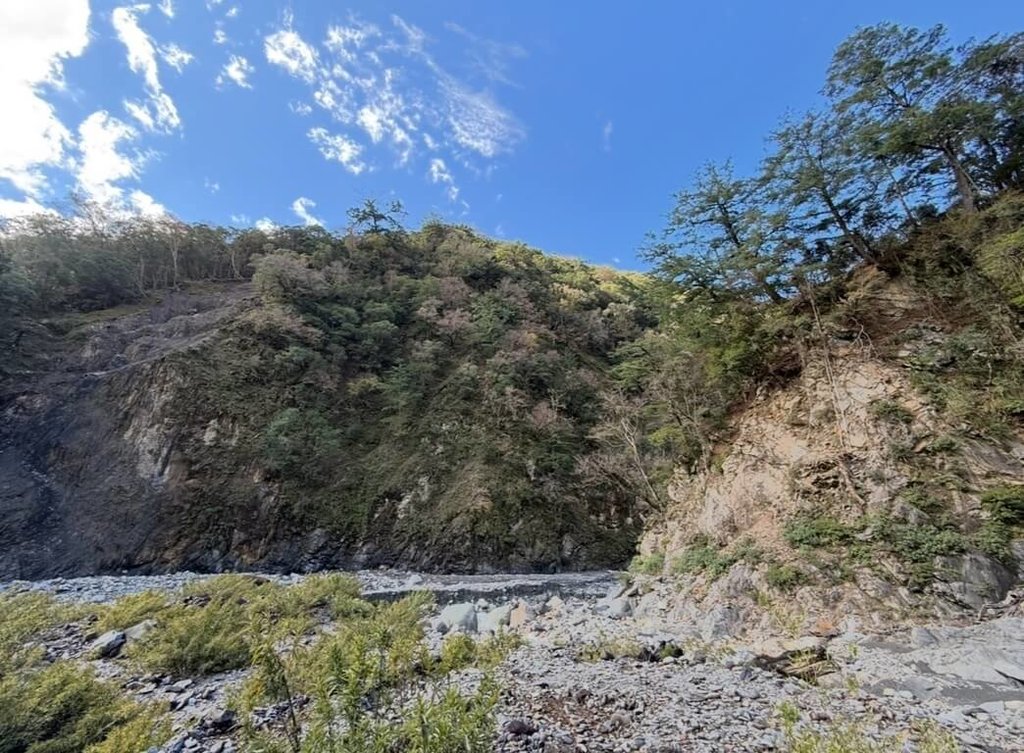 高雄市近日降雨,山區溪水暴漲,建議選擇較高地區或遠離河床的安全區域,以策安全。(圖/翻攝網路)