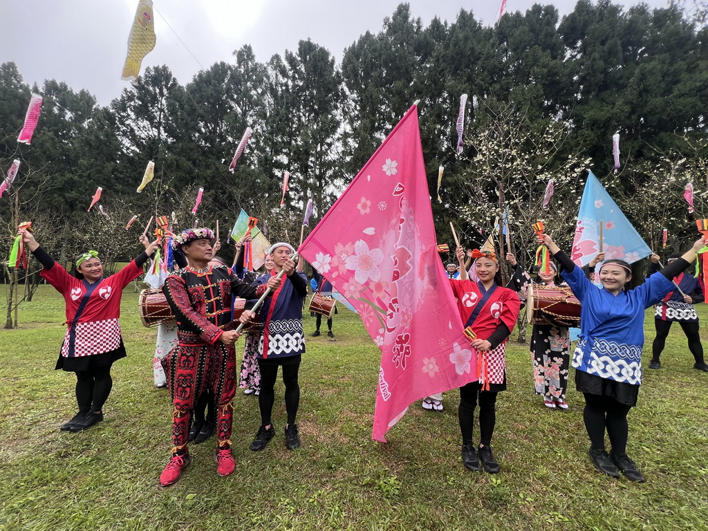 長老授旗給舞者宣告九族櫻花祭25回一系列慶祝活動火熱開跑▲（九族文化村提供）