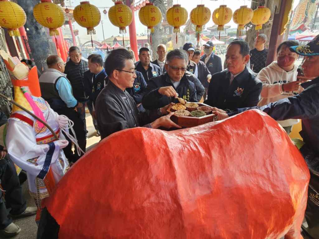 大年初一完成春牛與芒神開光，皆由聖母廟鄭深池主任委員及代理局長林韋旭共同進行。