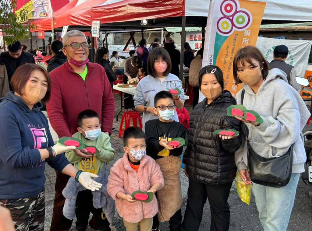 ▲參加者開心展示自己做的客家點心。（記者林明佑翻攝）