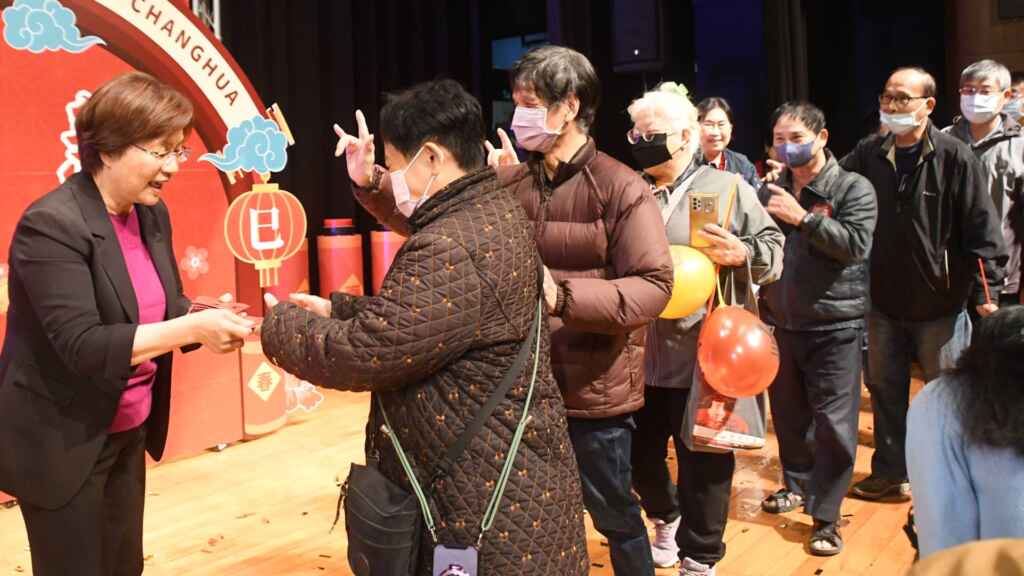 ▲彰化縣長王惠美發放福袋。（記者林明佑翻攝）