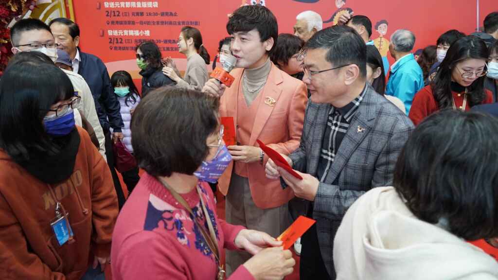 ▲鹿港鎮長許志宏發送新春福袋。（記者林明佑翻攝）