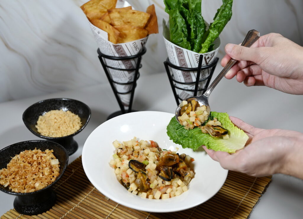 「凱撒創意蝦蚵鬆」多種吃法深受饕客喜愛,不論是搭配生菜或搭配油炸過的墨西哥餅皮,包裹口感豐富的油條、蝦味先及多力多滋等配料,口感層次十足。圖/墾丁凱撒提供