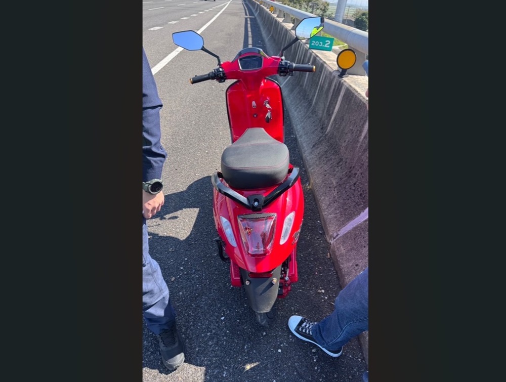 微型電動二輪車誤闖國道 警急攔通報拖吊車帶離人車 210 cnews204250203a05