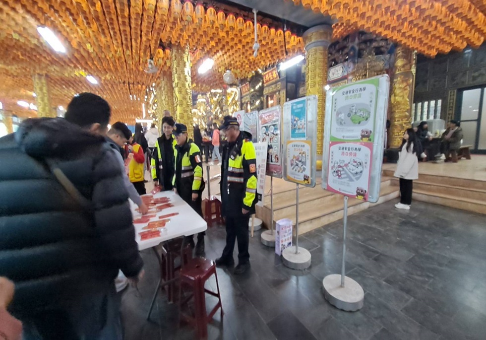 石碇五路財神廟信徒湧入 新店警全面疏導保平安 236 248250203a07