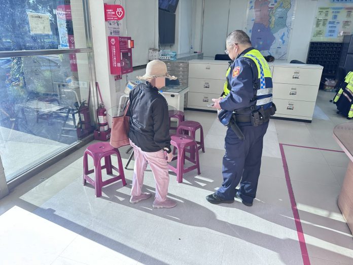 高齡婦外出購物迷走4小時 壢警暖心助返家 59 1268478 2 scaled
