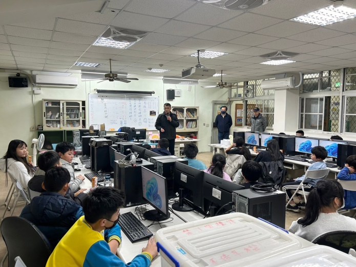 龍華科大USR團隊前進壽山國小 提升學童資訊素養 72 就是這個「光」!龍華師生帶領壽山國小學童開啟光環魔法新世界 3