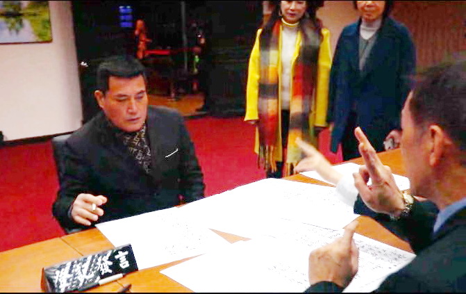 黃仁今日一大早即風塵僕僕趕抵立院群賢樓報到,聽取工作人員向他說明報到程序。(記者 包克明攝)