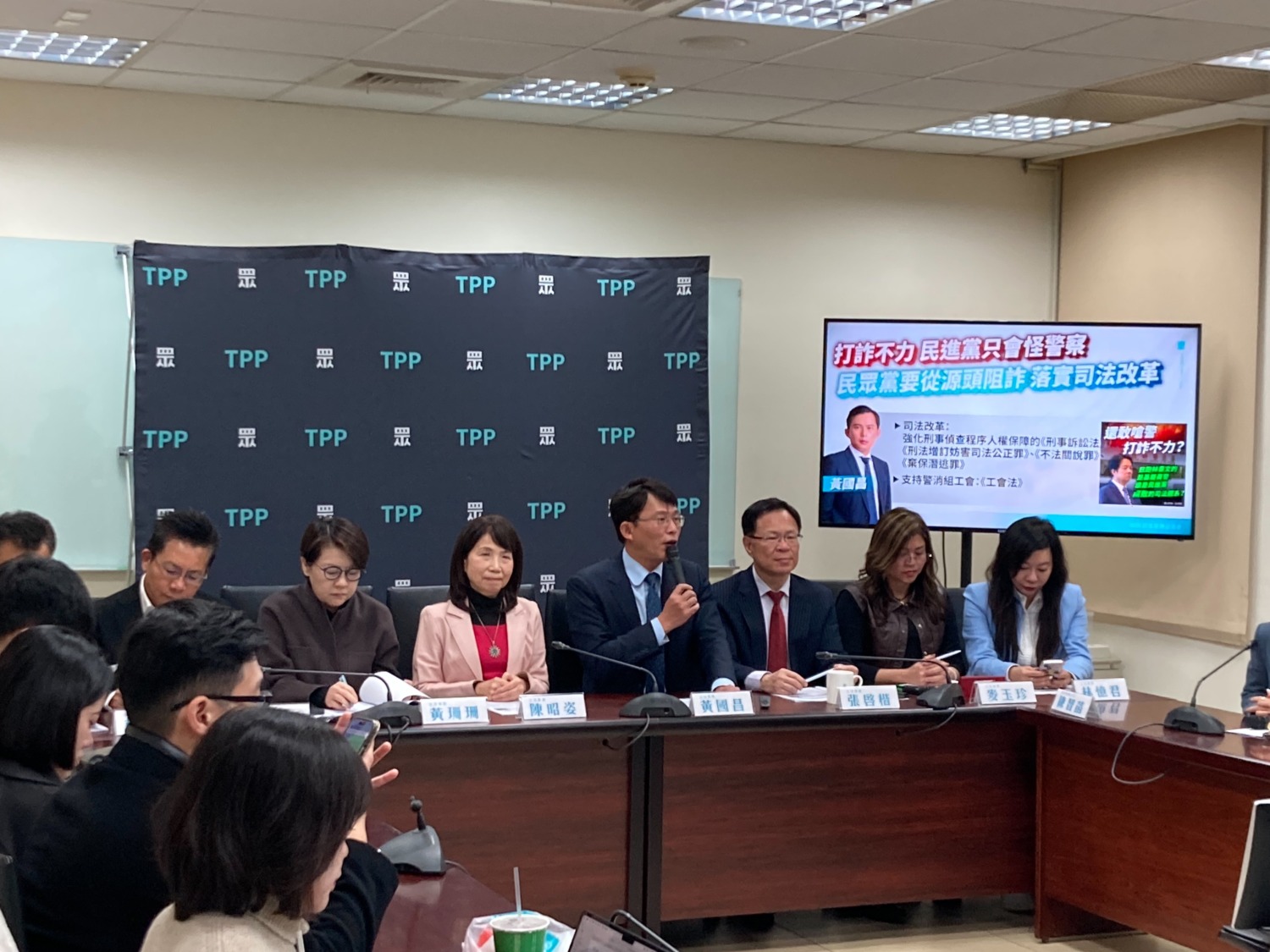 黃國昌砲火全開,痛批賴政府的改革成績慘不忍睹,近年來砸下數百億納稅錢給數發部,打詐一事無成,賴清德卻指責基層員警打詐不力,要求基層應酬行為要節制。(圖/民眾黨立法院黨團)