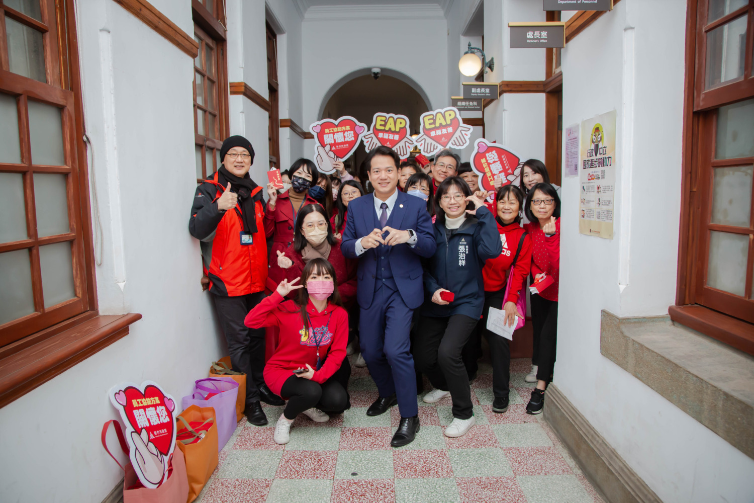 邱臣遠代理市長率領秘書長張治祥及市府團隊,逐一走訪市府州廳辦公室各單位,致贈新春開運小紅包及小禮品。(圖/記者林照東翻攝)