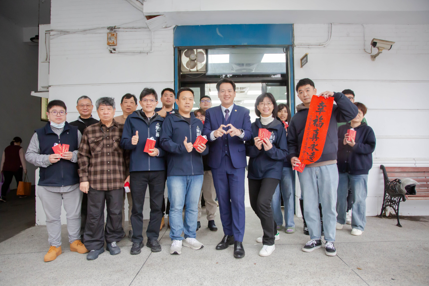 邱臣遠代理市長帶領秘書長張治祥及市府團隊,走訪市府各部門和州廳辦公室,親自向辛勞的同仁送上新春祝福,並贈送象徵開運的紅包與精美小禮品,表達對大家的感謝與祝福。(圖/記者林照東翻攝)