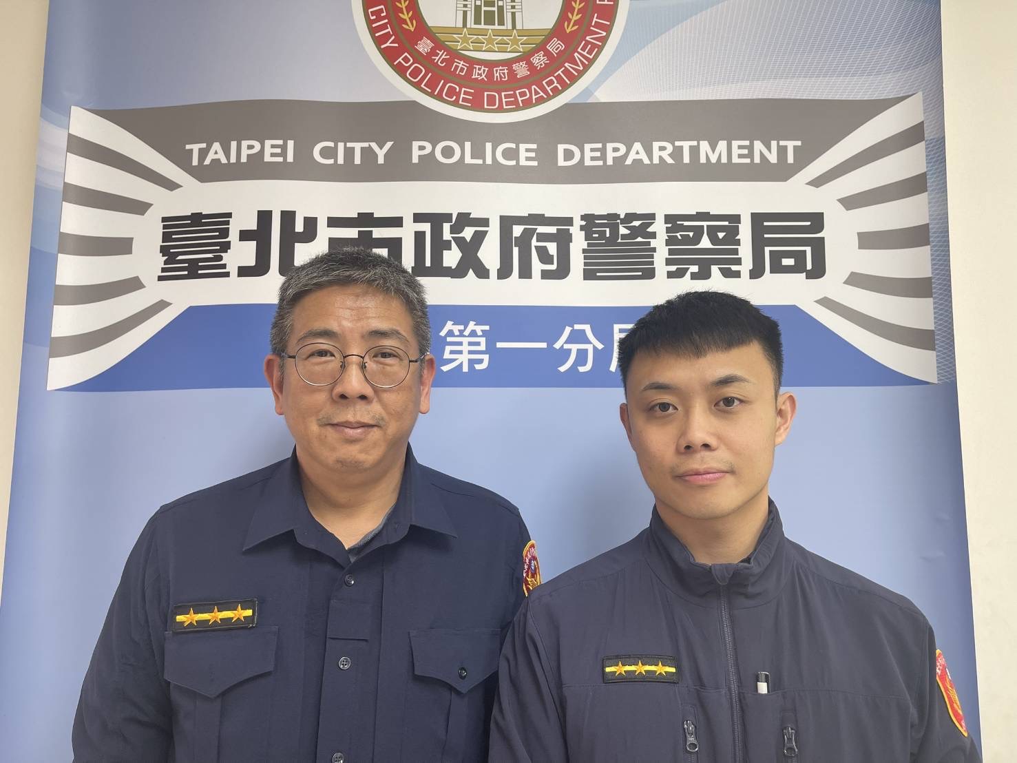 木新派出所警員謝政翰(圖左),警員賴以謹(圖右)。(記者 張艷君翻攝)