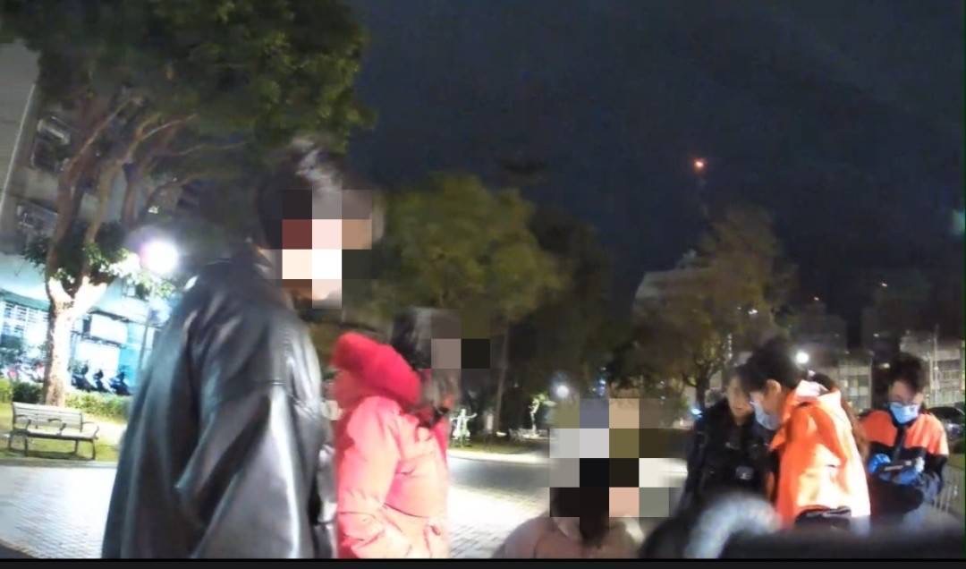 臺北市政府警察局文山第一分局木新派出所警員謝政翰、賴以謹,於日前凌晨時分,執行巡邏勤務時,行經臺北市文山區辛亥路旁樟興公園時,見一婦人正在安撫照顧一名女子,謝等2員察覺有異見狀立即上前關心,經了解狀況後,並立即通知消防隊救護人員到場協助就醫。(記者 張艷君翻攝)
